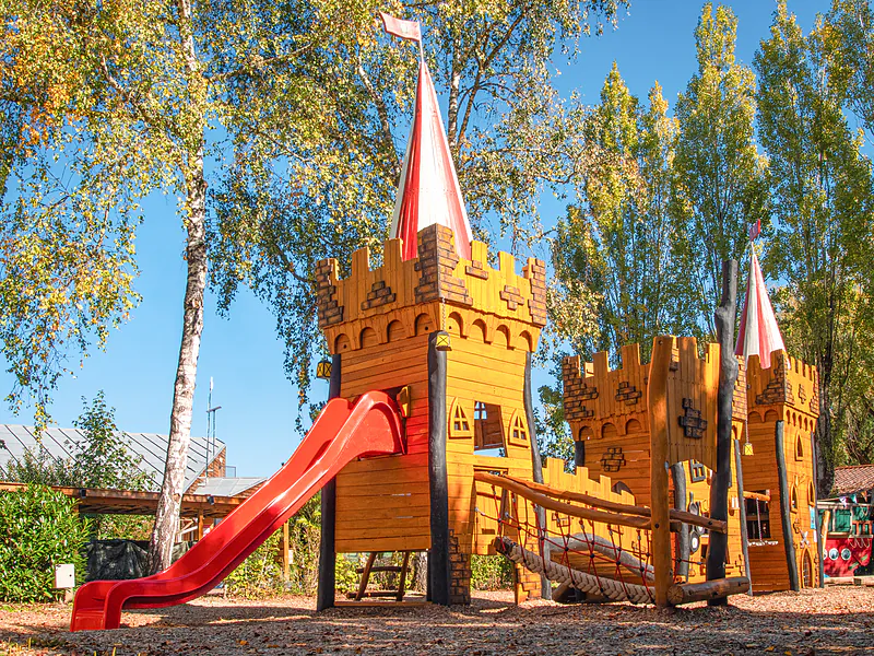 Playground castle, VAGUES OCEANES Lac de Panthier campsite in Vandenesse-en-Auxois (21).