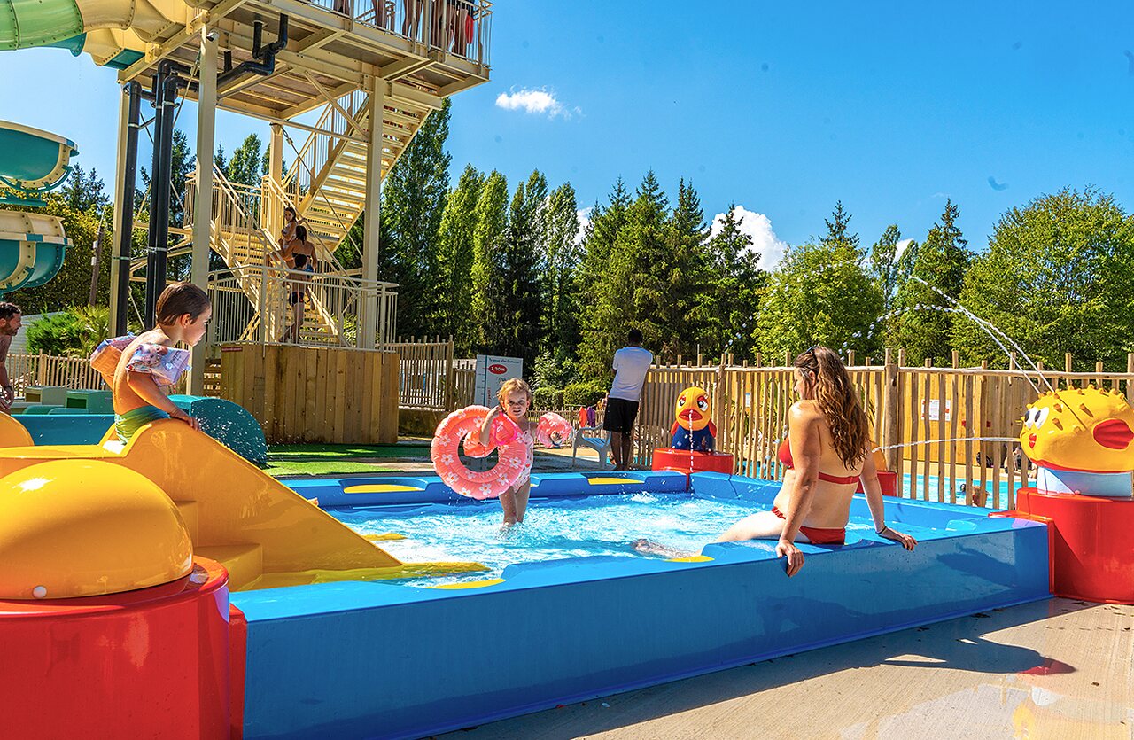 Fun pool, children's slide at VAGUES OCEANES Lac de Panthier campsite in Vandenesse-en-Auxois (21).