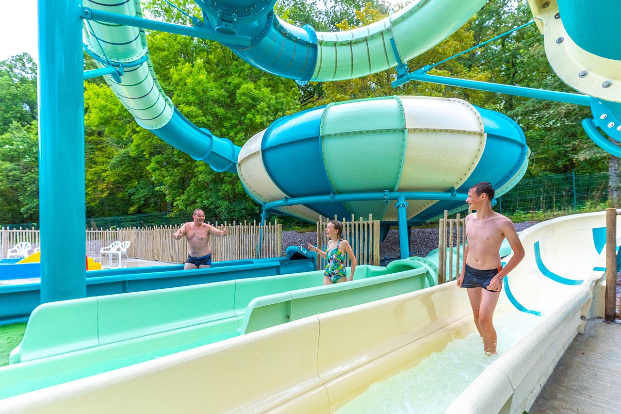Water slides at VAGUES OCEANES Lac de Panthier campsite in Vandenesse-en-Auxois.