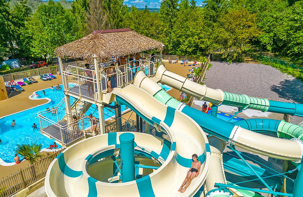 Water slides and lively outdoor pool at VAGUES OCEANES Lac de Panthier campsite.