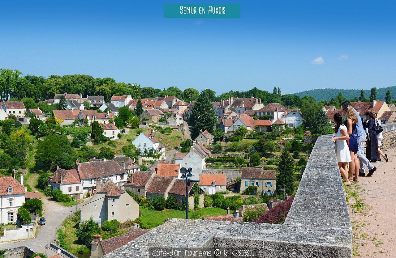 Panoramic view of Semur-en-Auxois, charming medieval town to visit in Burgundy.