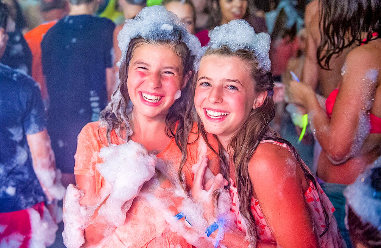 Kids foam party animation at VAGUES OCEANES Lac de Panthier campsite in Vandenesse-en-Auxois (21).