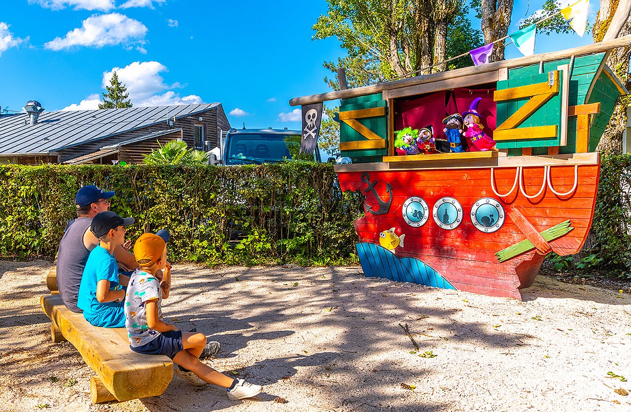 Puppet show and family at VAGUES OCEANES Lac de Panthier campsite in Vandenesse-en-Auxois (21).