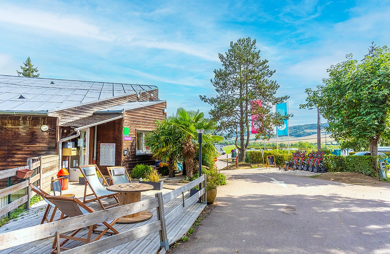 Reception, bikes at VAGUES OCEANES Lac de Panthier campsite in Vandenesse-en-Auxois (21).