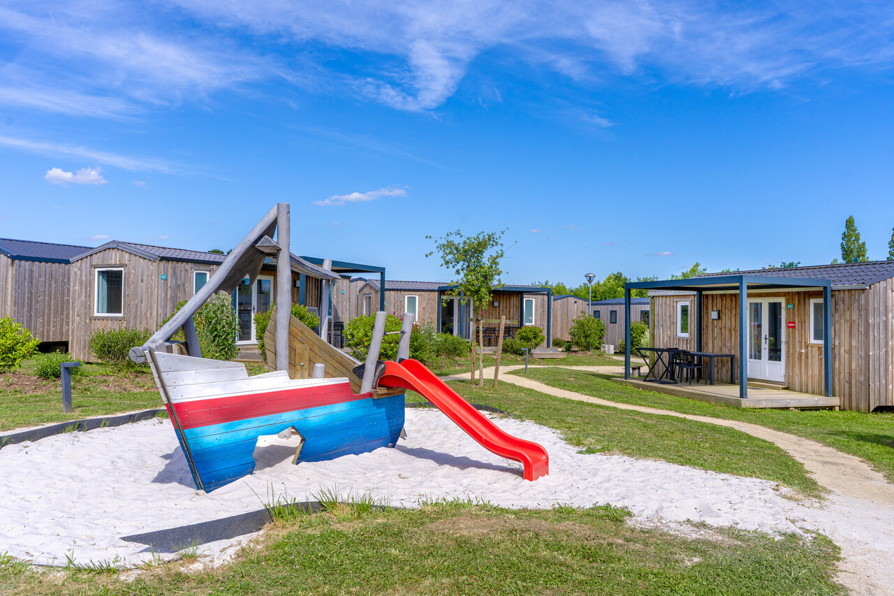 Playground boat and slide, mobile homes at CAPFUN Lac de Ribou campsite in Cholet (49).
