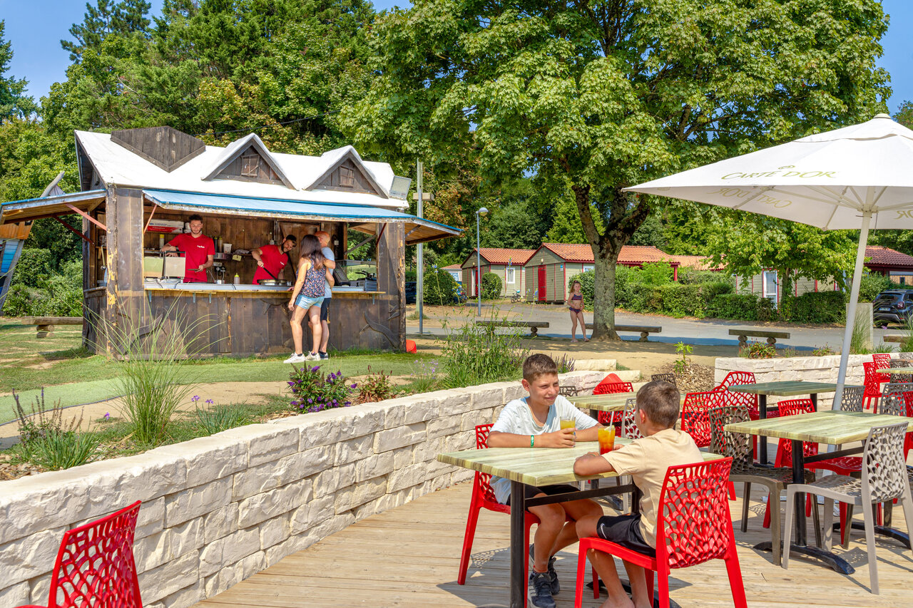 Outdoor bar, lively terrace, CAPFUN Lac de Ribou campsite in Cholet (49).