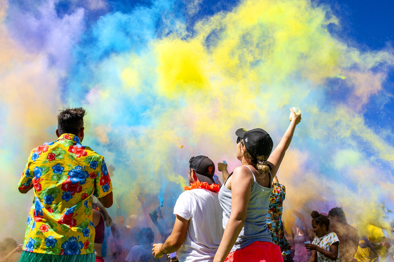 Colorful powder animation, joyful participants at CAPFUN Lac de Ribou, Cholet (49).