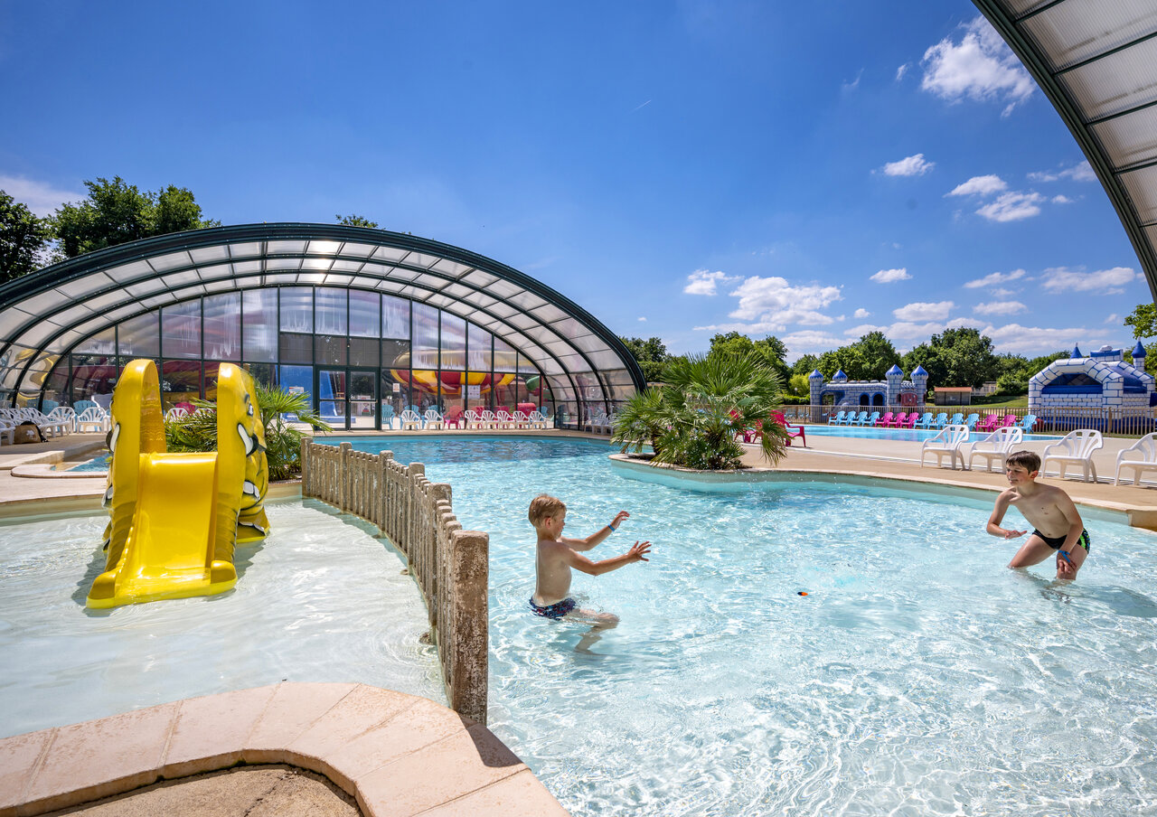 Swimming pool, water slide at CAPFUN Lac de Ribou campsite in Cholet (49).