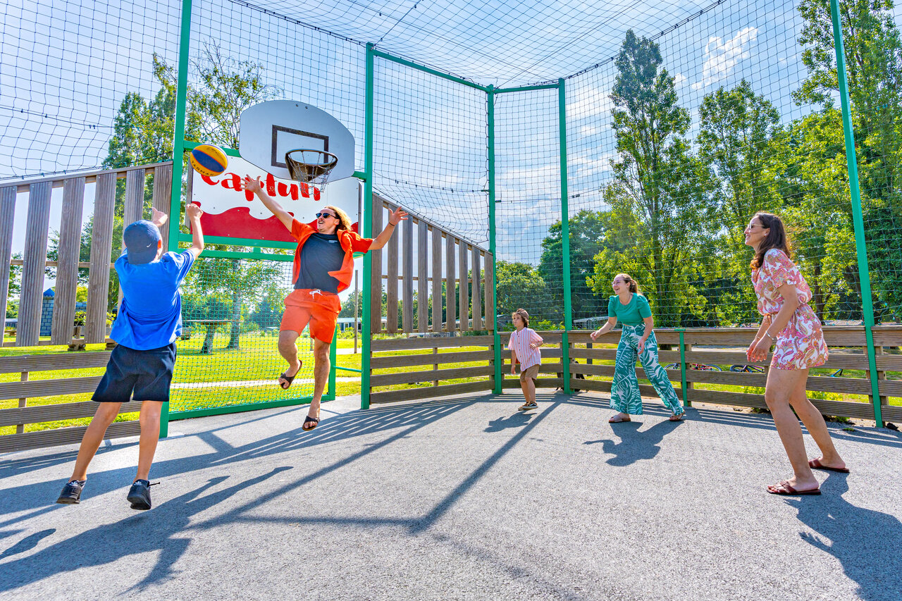 Outdoor basketball court with family CAPFUN Lac de Ribou in Cholet.