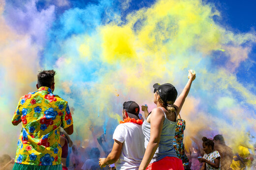 Color festival with colored powder at CAPFUN Lac de Ribou campsite in Cholet (49).