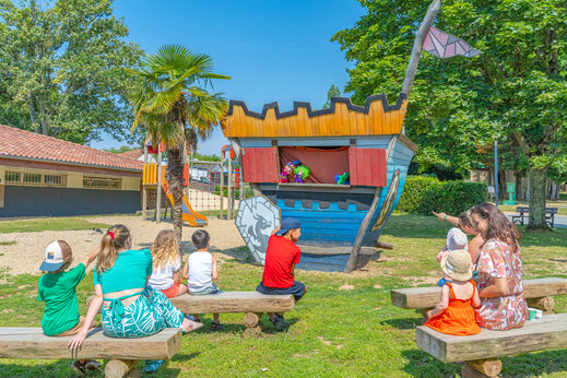 Children's puppet show at CAPFUN Lac de Ribou campsite in Cholet (49).