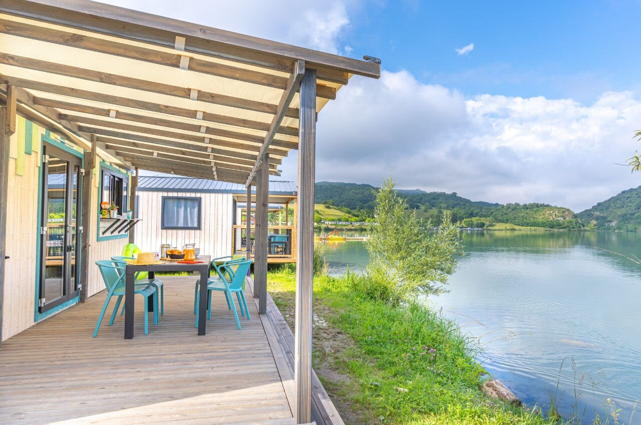 Mobile home with covered terrace, lake view at CLICOCHIC Lac du Lit du Roi campsite in Massignieu-de-Rives (01).