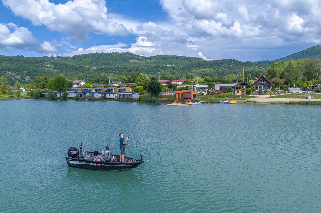 Boat fishing on the lake, accommodations of camping CLICOCHIC Lac du Lit du Roi.
