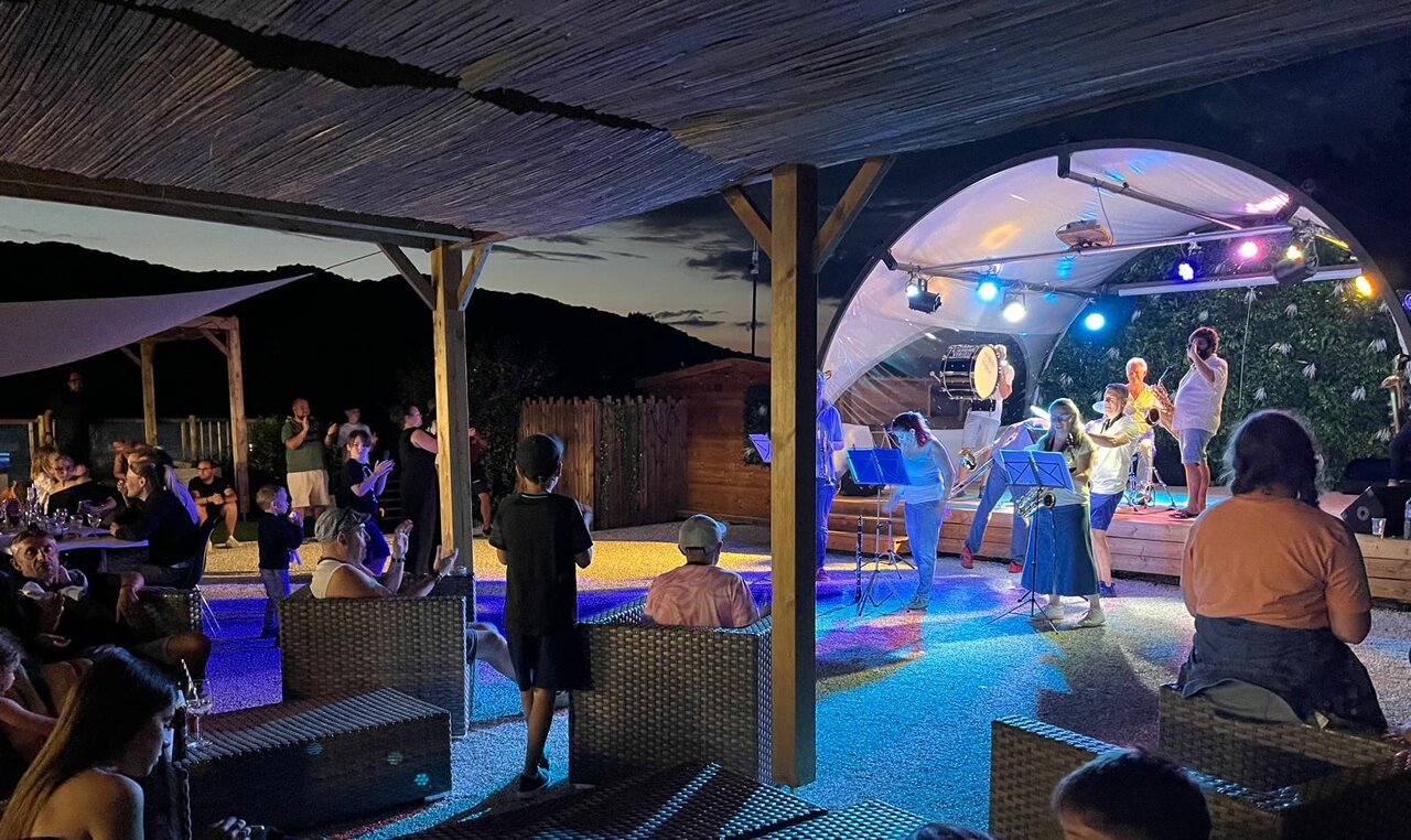 Music entertainment at CLICOCHIC Lac du Lit du Roi campsite Massignieu-de-Rives (01).