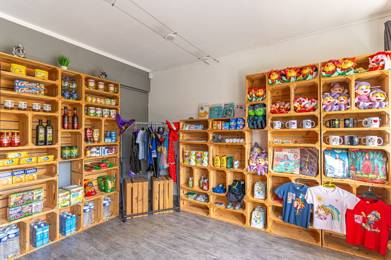 Campsite grocery store: food, drinks, souvenirs at CLICOCHIC Lac du Lit du Roi.