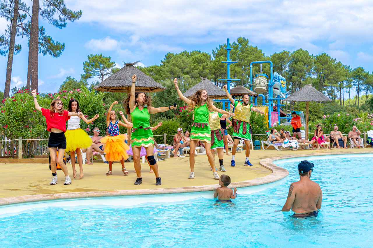 Dance animation and swimming pool at CAPFUN Landisland campsite in Moliets-et-Maa (40).
