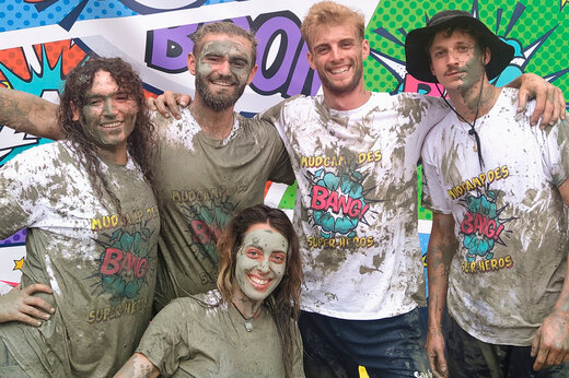 Muddy animation, smiling participants at CAPFUN Landisland campsite in Moliets-et-Maa (40).