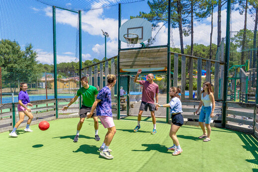 Multi-sport court with basketball hoop at CAPFUN Landisland campsite in Moliets-et-Maa.