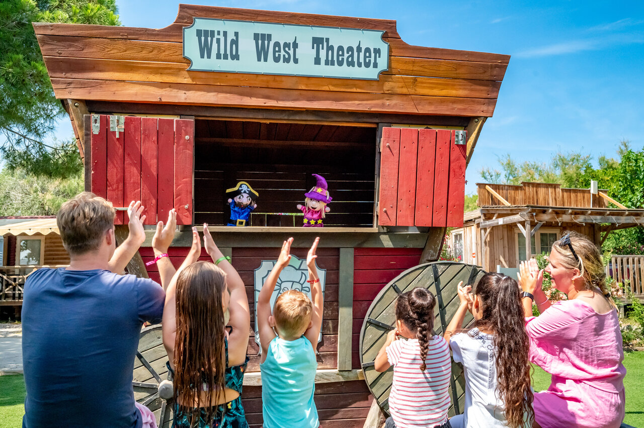 Puppet show at Wild West Theater, family applauding at CAPFUN Las Bousigues campsite in Le Barcar�s (66).