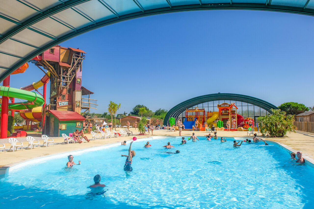 Outdoor swimming pool with giant water slides and aquatic games at CAPFUN Las Bousigues campsite in Le Barcar�s (66).