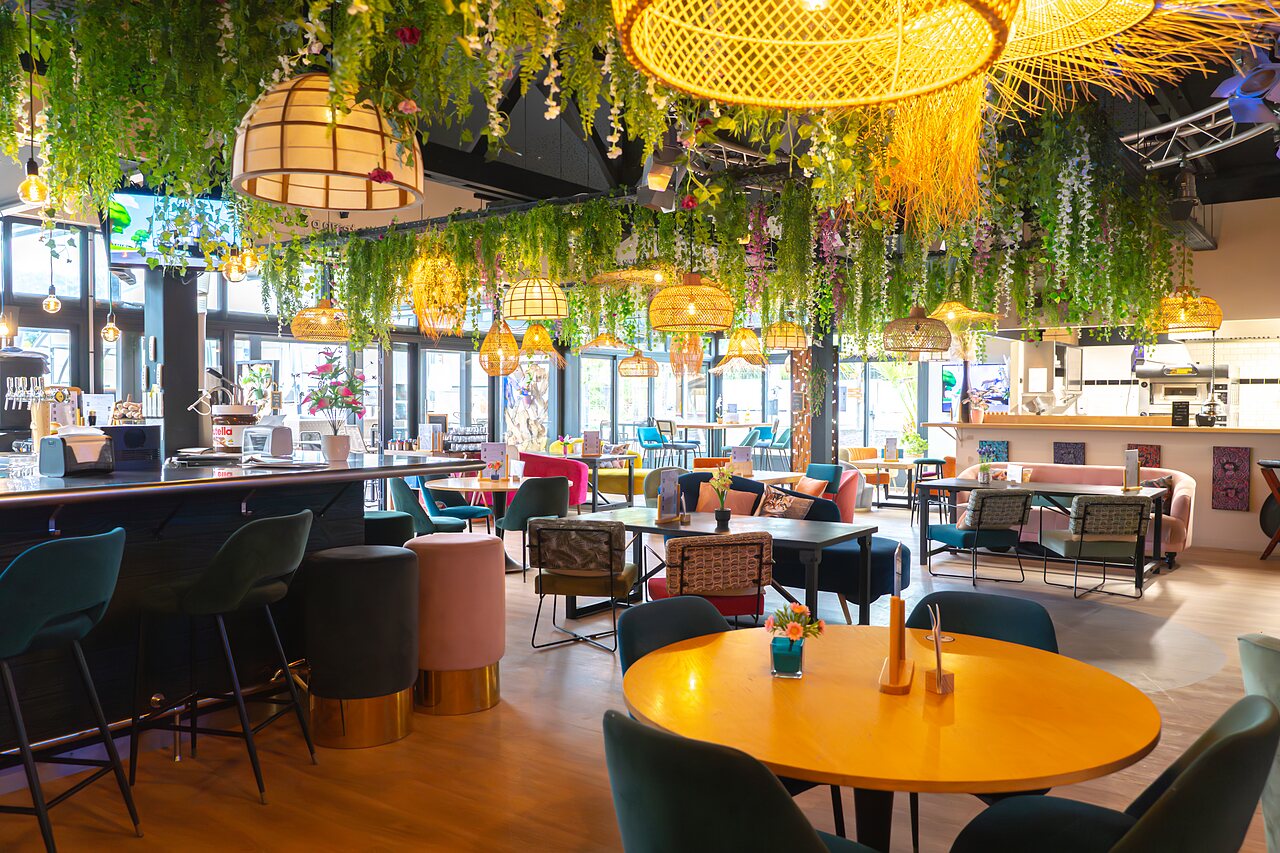 Modern restaurant and bar with plant decoration at VAGUES OCEANES Les Iles campsite in Hudimesnil (50).