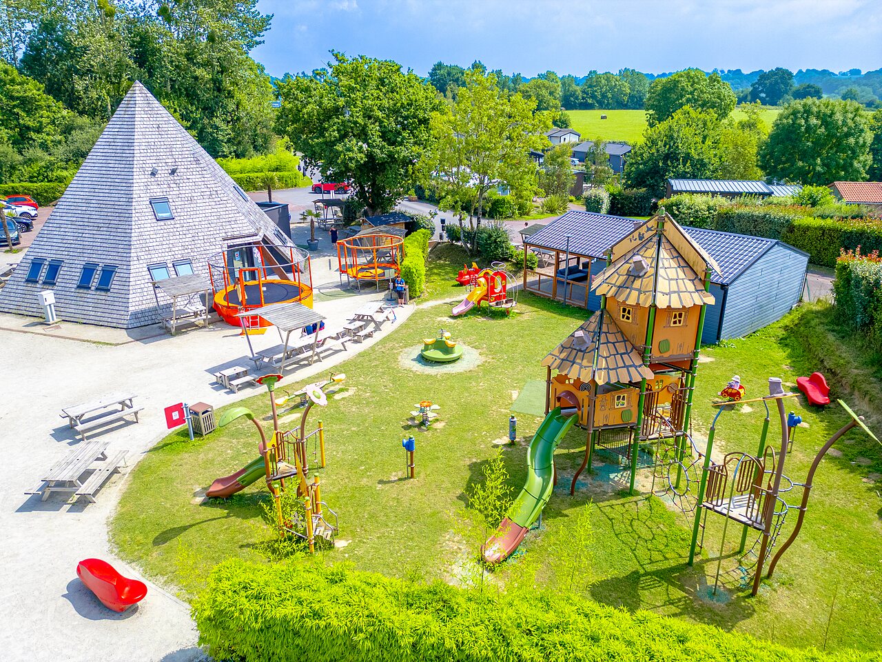 Playground, trampolines, pyramid building at VAGUES OCEANES Les Iles campsite (50).