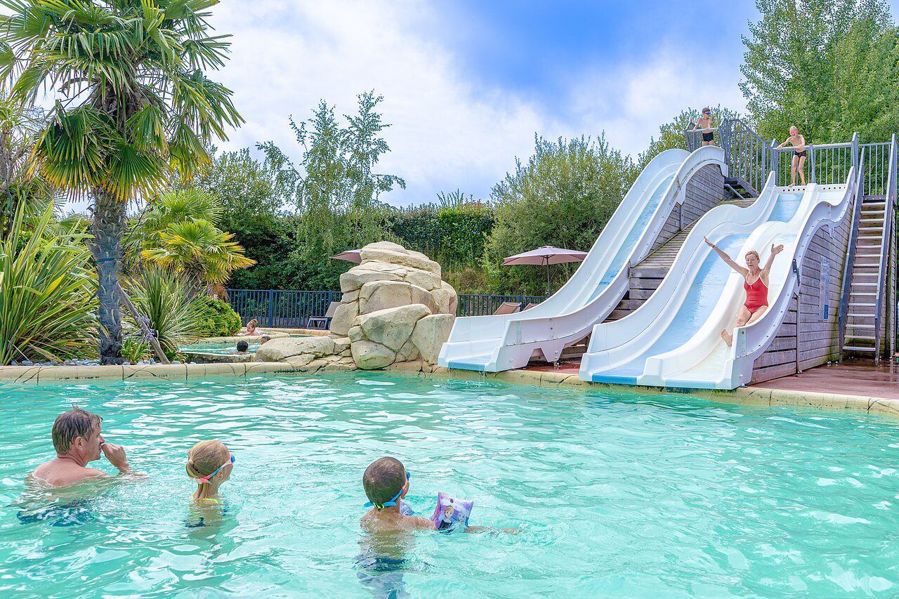 Water slides and pool at VAGUES OCEANES Les Iles campsite in Hudimesnil (50).