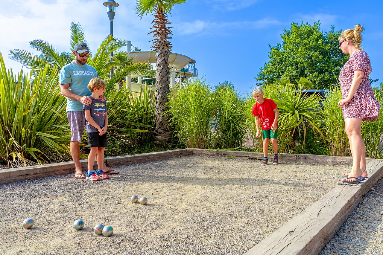 Family playing p�tanque, water slide at camping VAGUES OCEANES Les Iles in Hudimesnil.