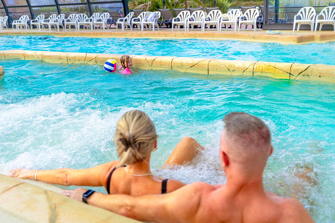 Heated pool, balneo area, family at VAGUES OCEANES Les Iles campsite in Hudimesnil (50).