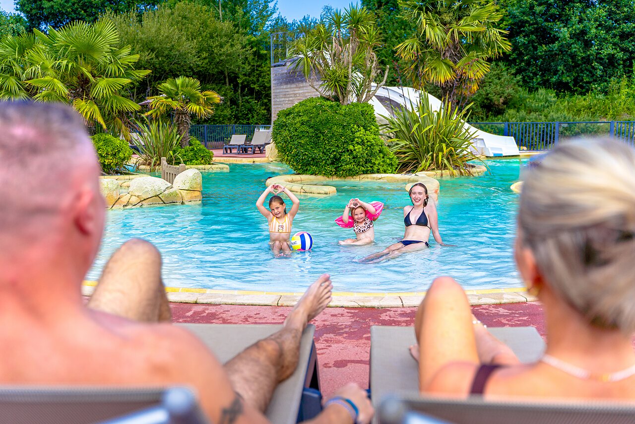 Family pool, waterslide at VAGUES OCEANES Les Iles campsite in Hudimesnil.