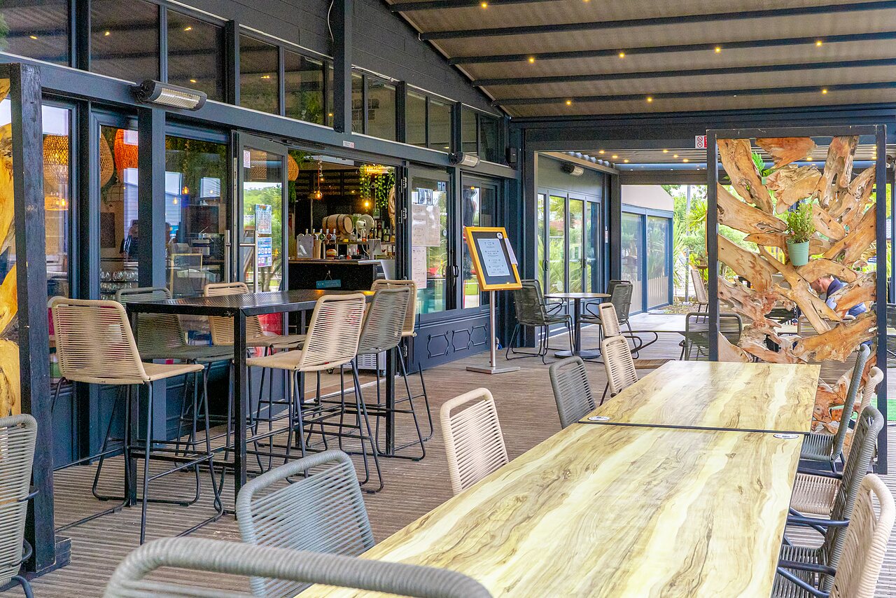 Modern restaurant and bar terrace at VAGUES OCEANES Les Iles campsite in Hudimesnil (50).