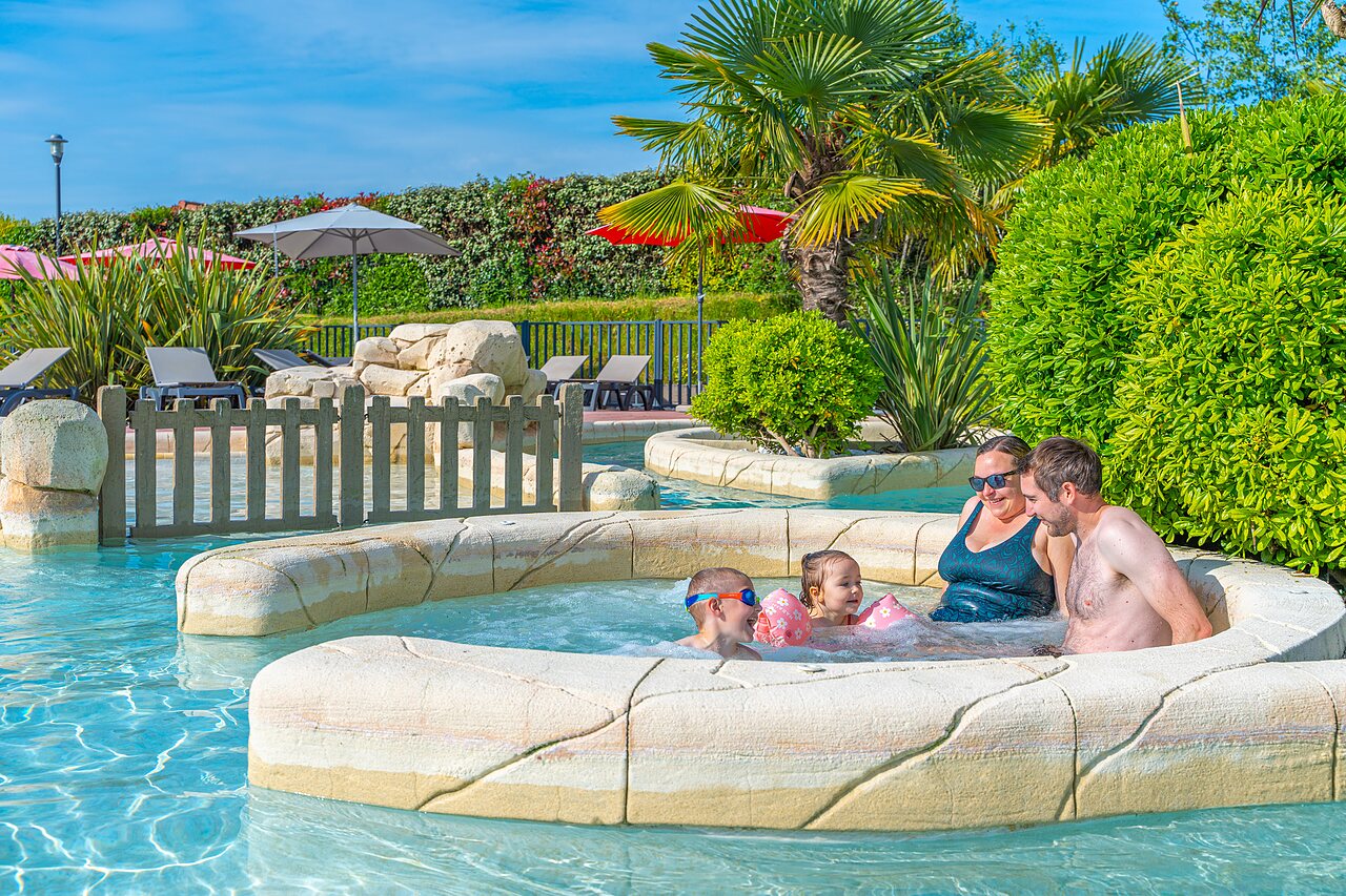 Family jacuzzi at VAGUES OCEANES Les Iles campsite in Hudimesnil (50).