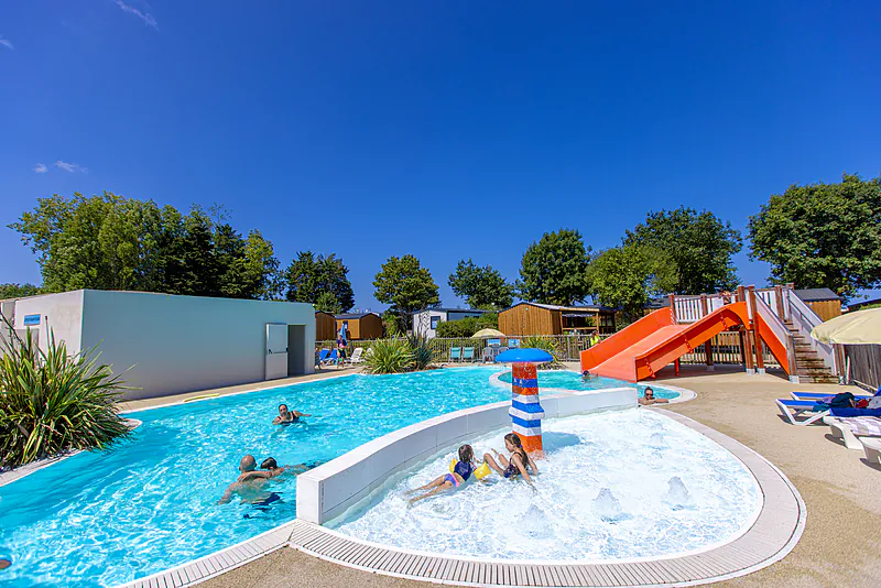 Outdoor swimming pool with slide and water games at CLICOCHIC Bellevue d'Erquy campsite in Erquy (22).