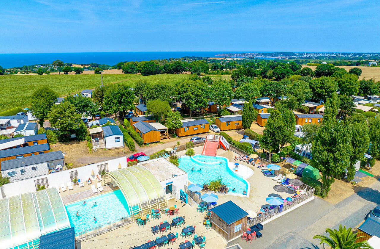 Outdoor and indoor pools with slide, Mobile homes at CLICOCHIC Bellevue d'Erquy campsite in Erquy (22).
