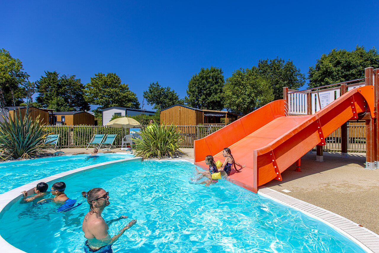 Water slide and outdoor swimming pool with children at CLICOCHIC Bellevue d'Erquy campsite in Erquy (22)