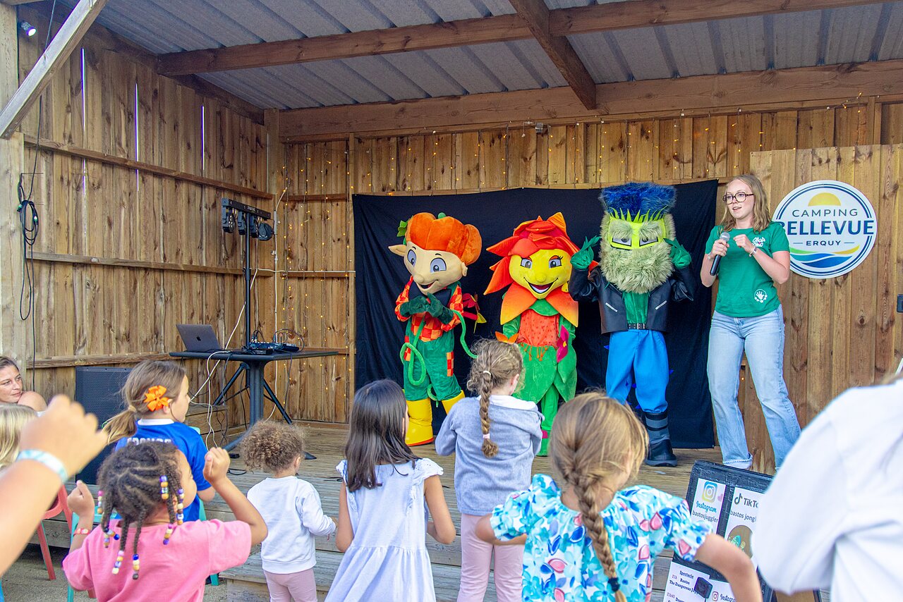Animation show with mascots and children at Camping Bellevue in Erquy (22).