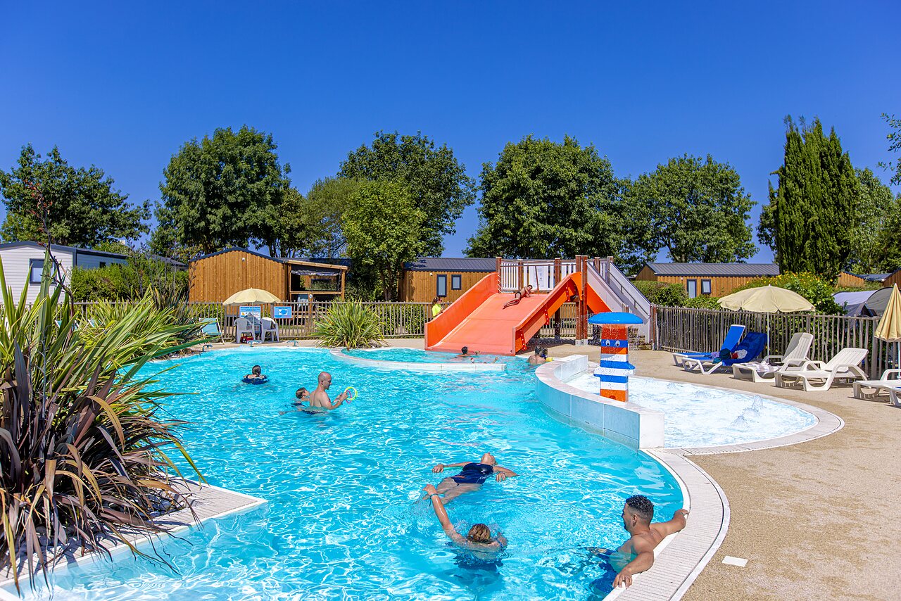 Outdoor swimming pool, water slide and games at CLICOCHIC Bellevue d'Erquy campsite (22).