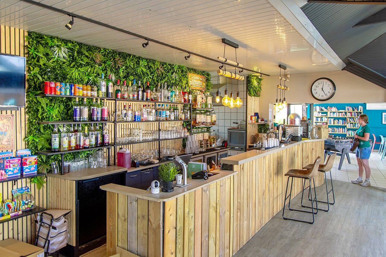 Modern bar, wooden counter, drinks at CLICOCHIC Bellevue d'Erquy campsite (22).
