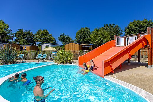 Water slide and outdoor swimming pool with children at CLICOCHIC Bellevue d'Erquy campsite in Erquy (22)