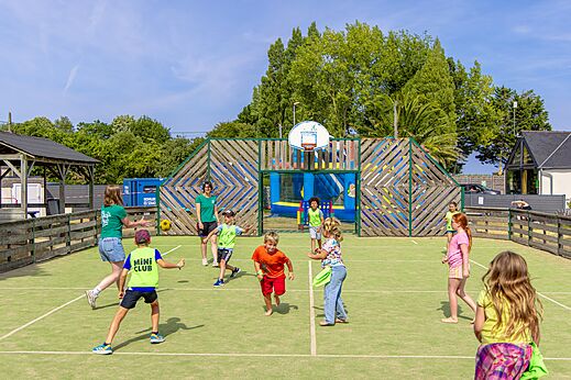 Children playing on the multi-sport court at CLICOCHIC Bellevue campsite in Erquy (22).