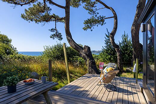 Mobile home terrace with sea view at CLICOCHIC Les plages de Beg Léguer campsite.