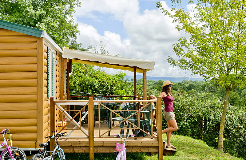 Mobile home, terrace, green view at camping CLICOCHIC Les Secrets de Padirac in Padirac (46).