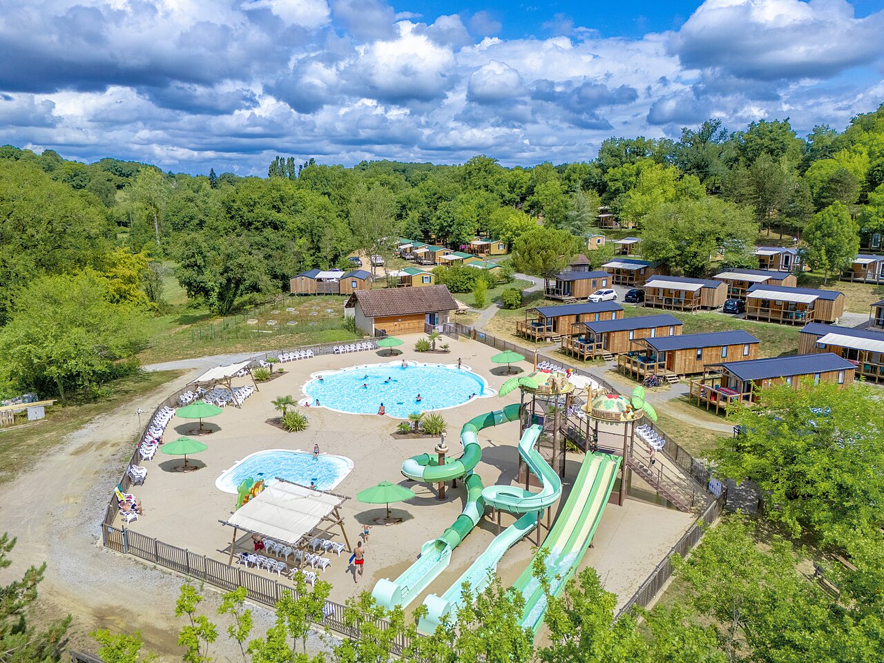 Swimming pool, slides and Mobil-homes at CLICOCHIC Les Secrets de Padirac campsite (46).