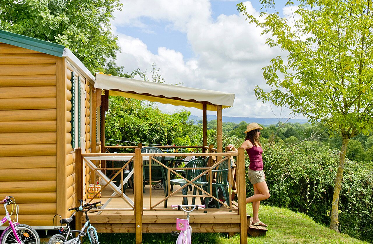 Mobile home, terrace, green view at camping CLICOCHIC Les Secrets de Padirac in Padirac (46).