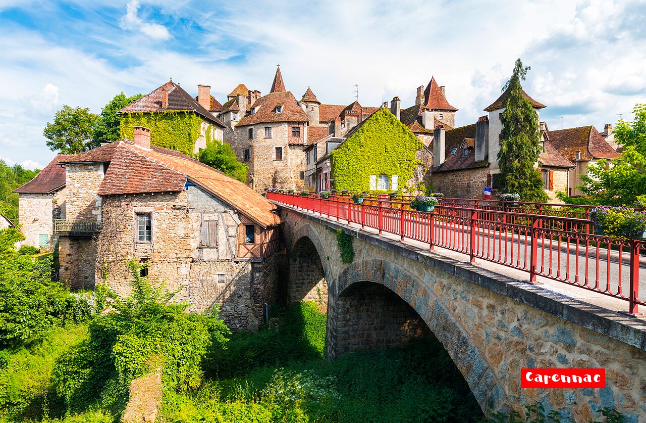 Bridge and medieval houses of the charming village of Carennac, Lot, to visit.