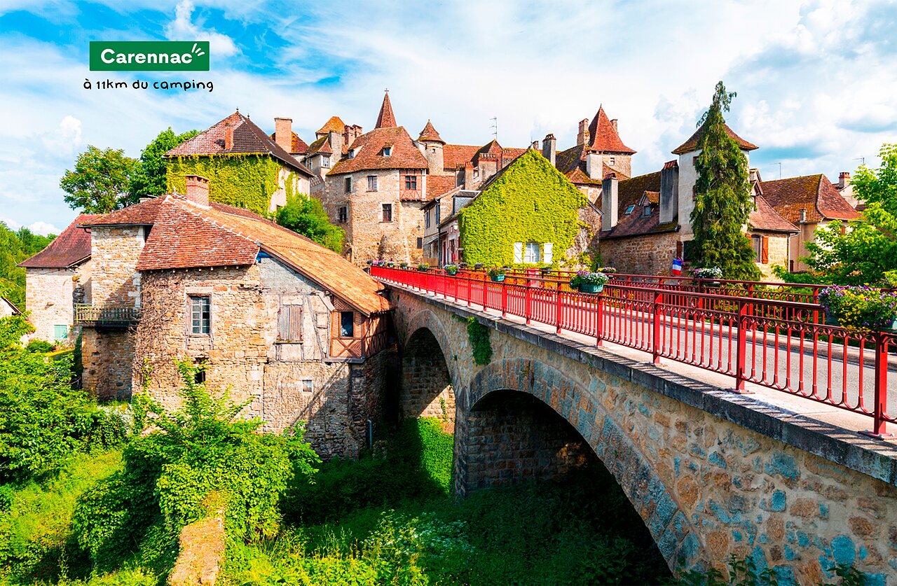 Village m�di�val de Carennac avec son pont et ses maisons anciennes en pierre.