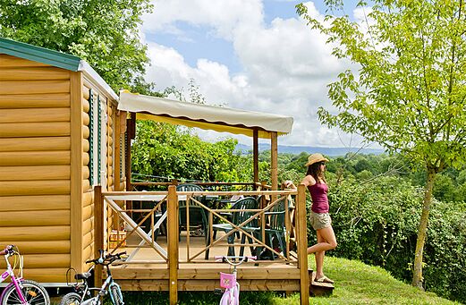 Mobile home with terrace, green view at CLICOCHIC Les Secrets de Padirac campsite.