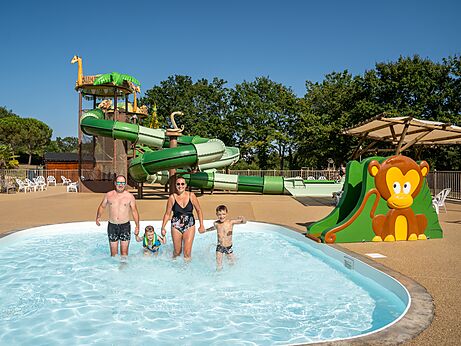 Family swimming pool and water slides at camping CLICOCHIC Les Secrets de Padirac (46).