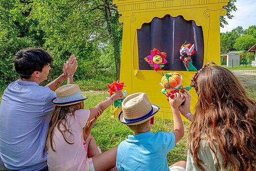 Puppet show entertainment at CLICOCHIC Les Secrets de Padirac campsite (46).