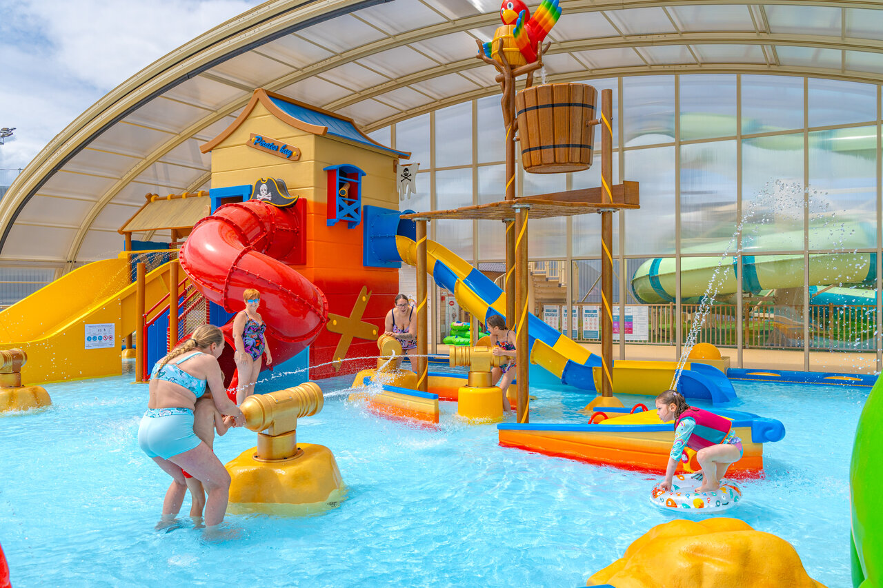Covered water park, slides and games at VAGUES OCEANES Licorne, Dunkerque.
